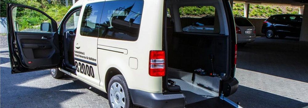 Ein weißer Lieferwagen mit dem Wort „com“ auf der Seite steht auf einem Parkplatz