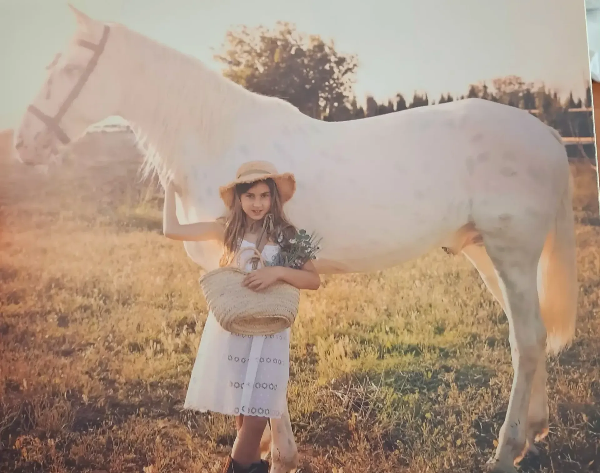 Una niña con un vestido blanco