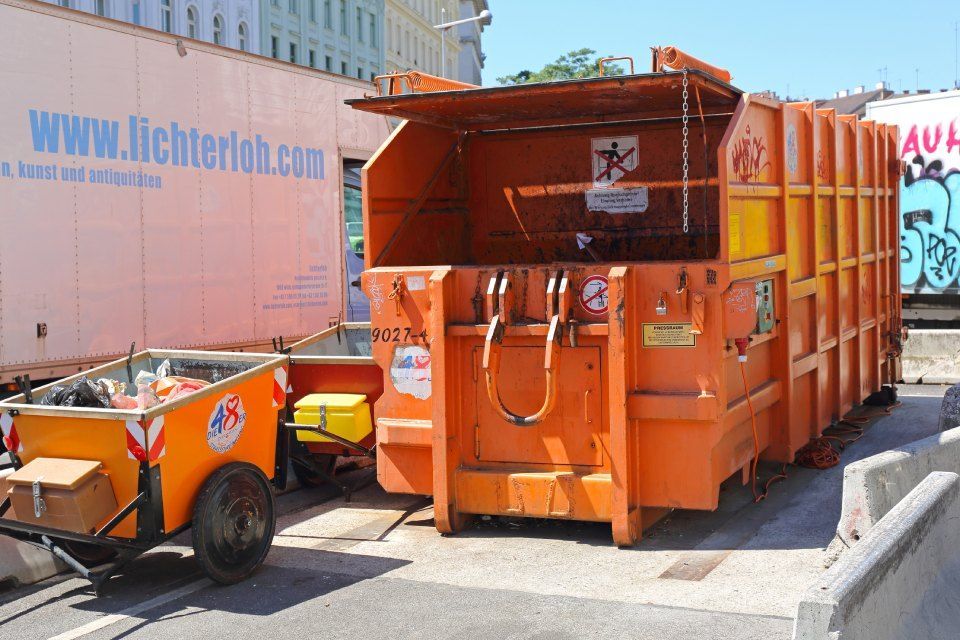 Orangefarbener Abfallcontainer