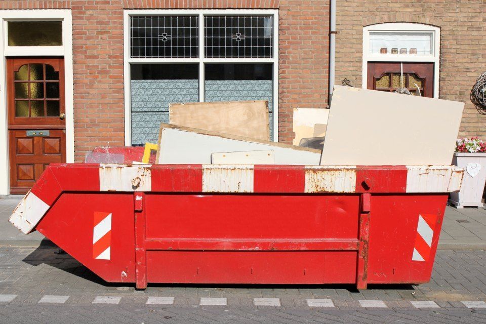 Roter Abfallcontainer