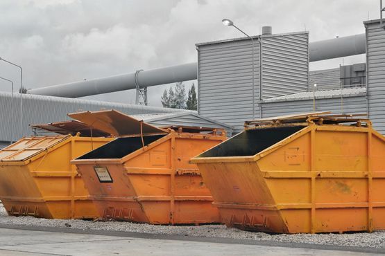 Orangefarbene Abfallcontainer