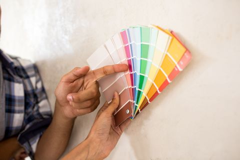 Une personne montre des échantillon de couleur