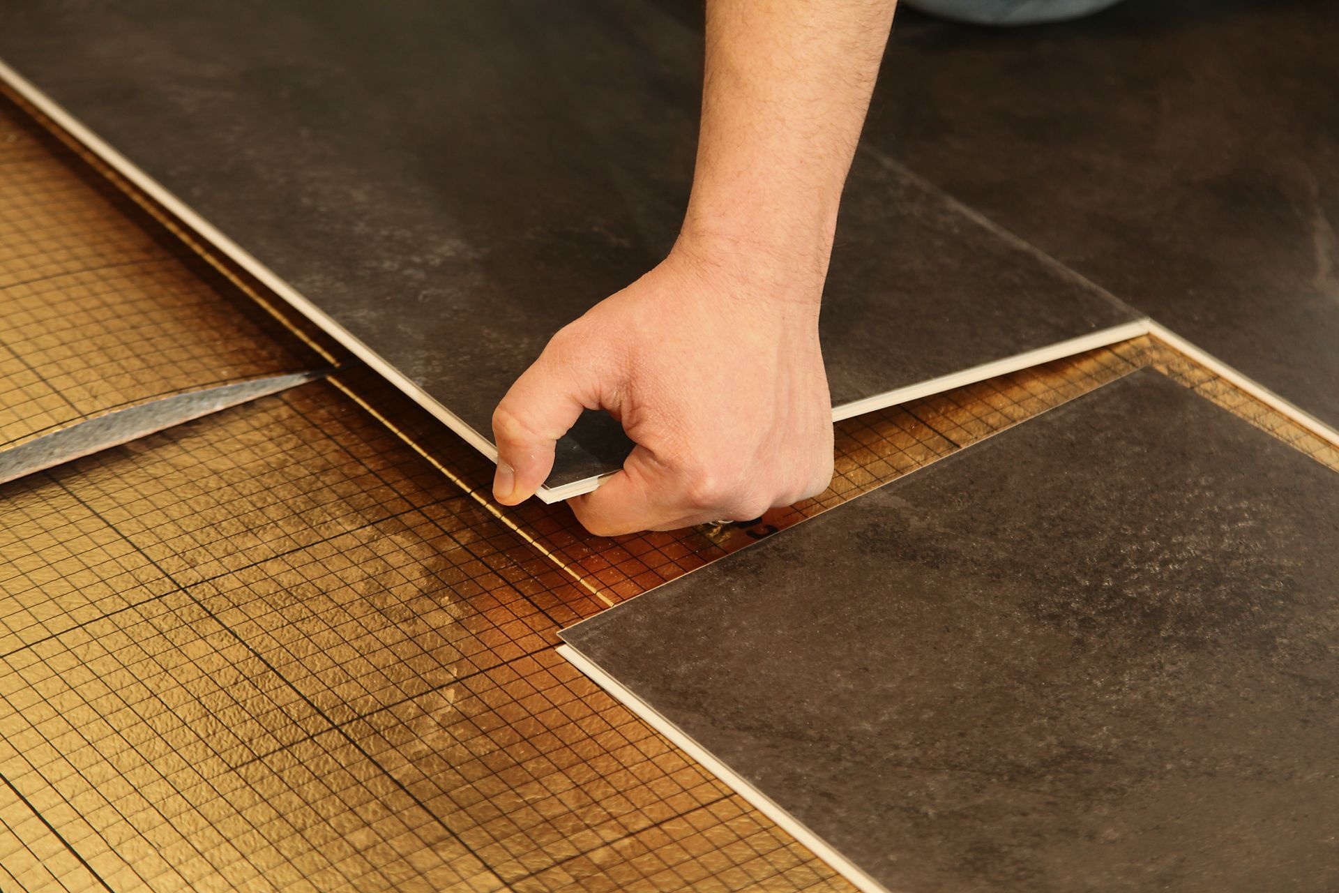 Une personne qui met du parquet