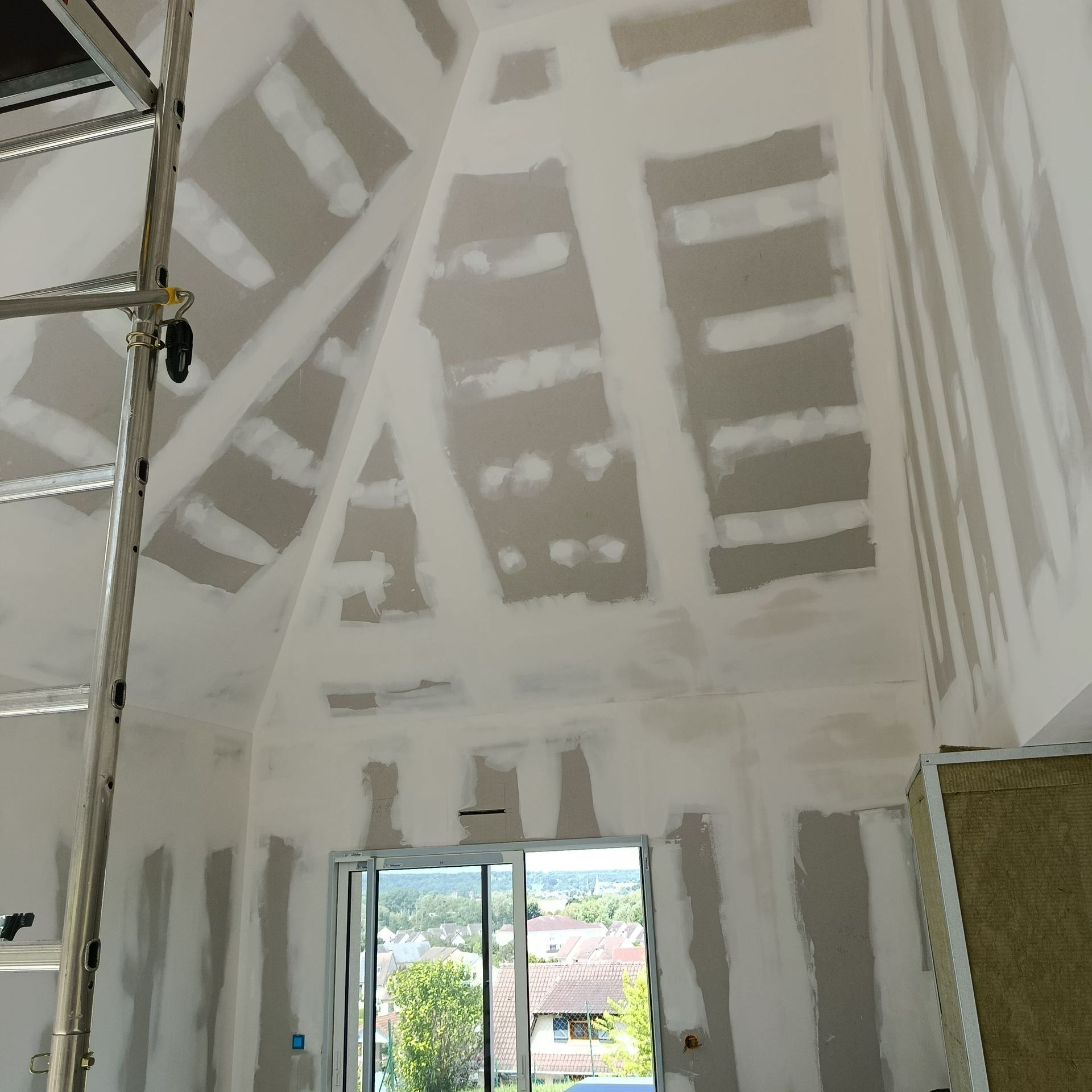 Une salle ou le placo vient d'être fait