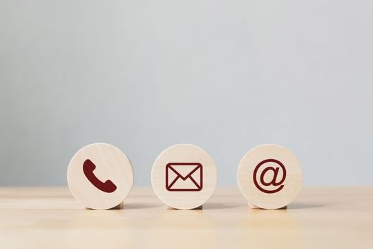 3 rondelles de bois avec des icônes de contact dessus