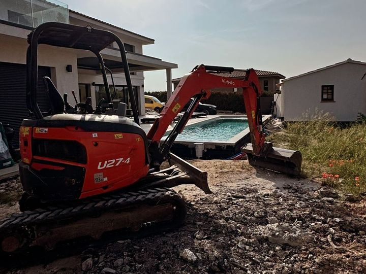 Terrassement avec une minipelle autour d'une piscine