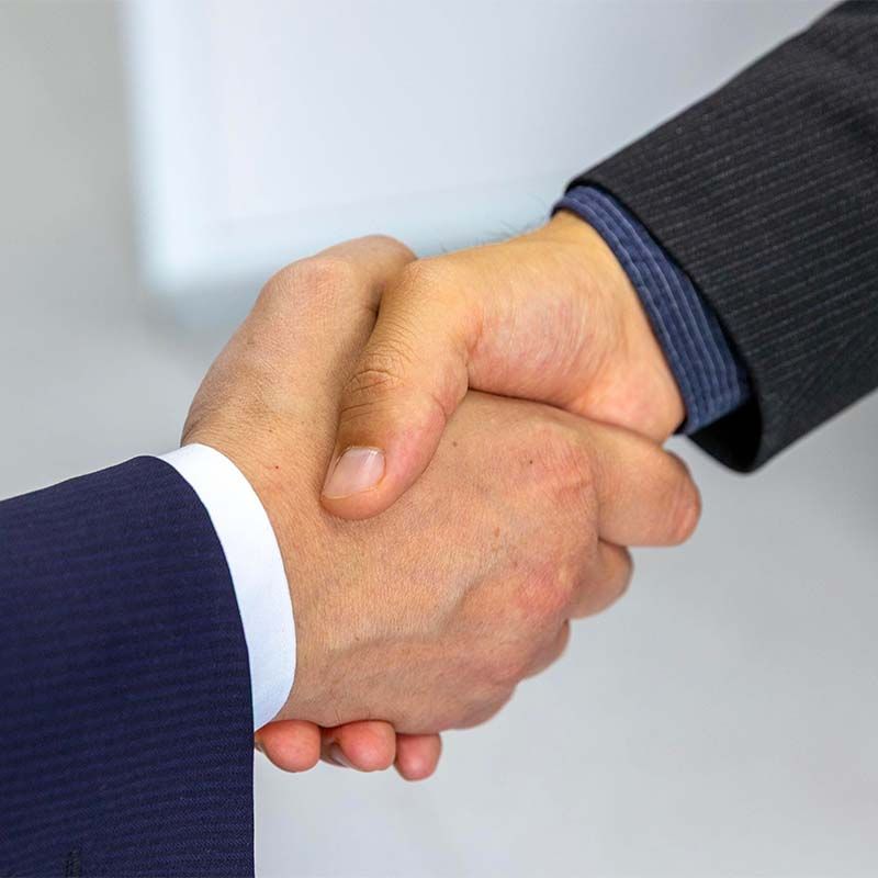 personen die een contract aan het bespreken zijn