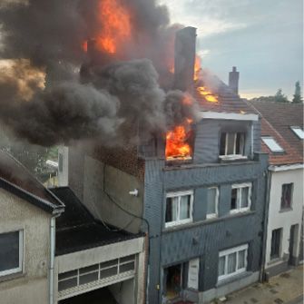 renders en bouwplannen, een veiligheidsbril en pen