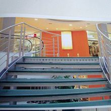 Uma imagem de um conjunto de escadas em um prédio.