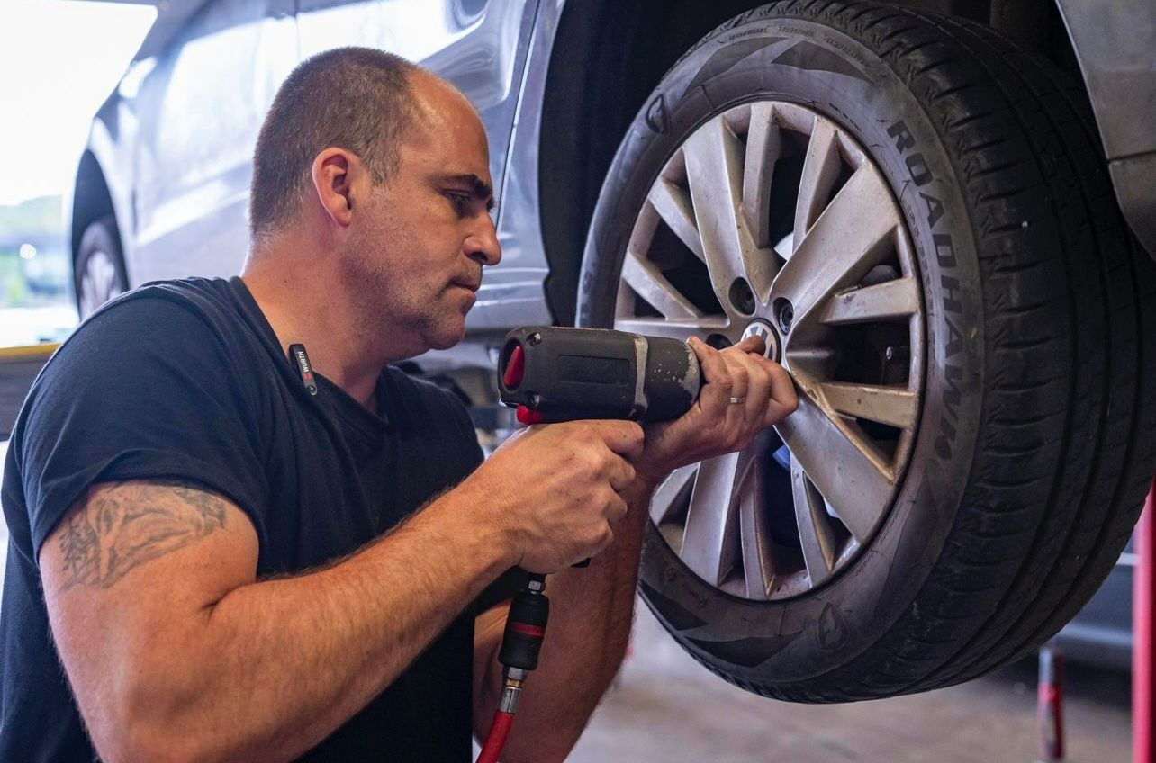 Changement de la roue d'un véhicule par un garagiste