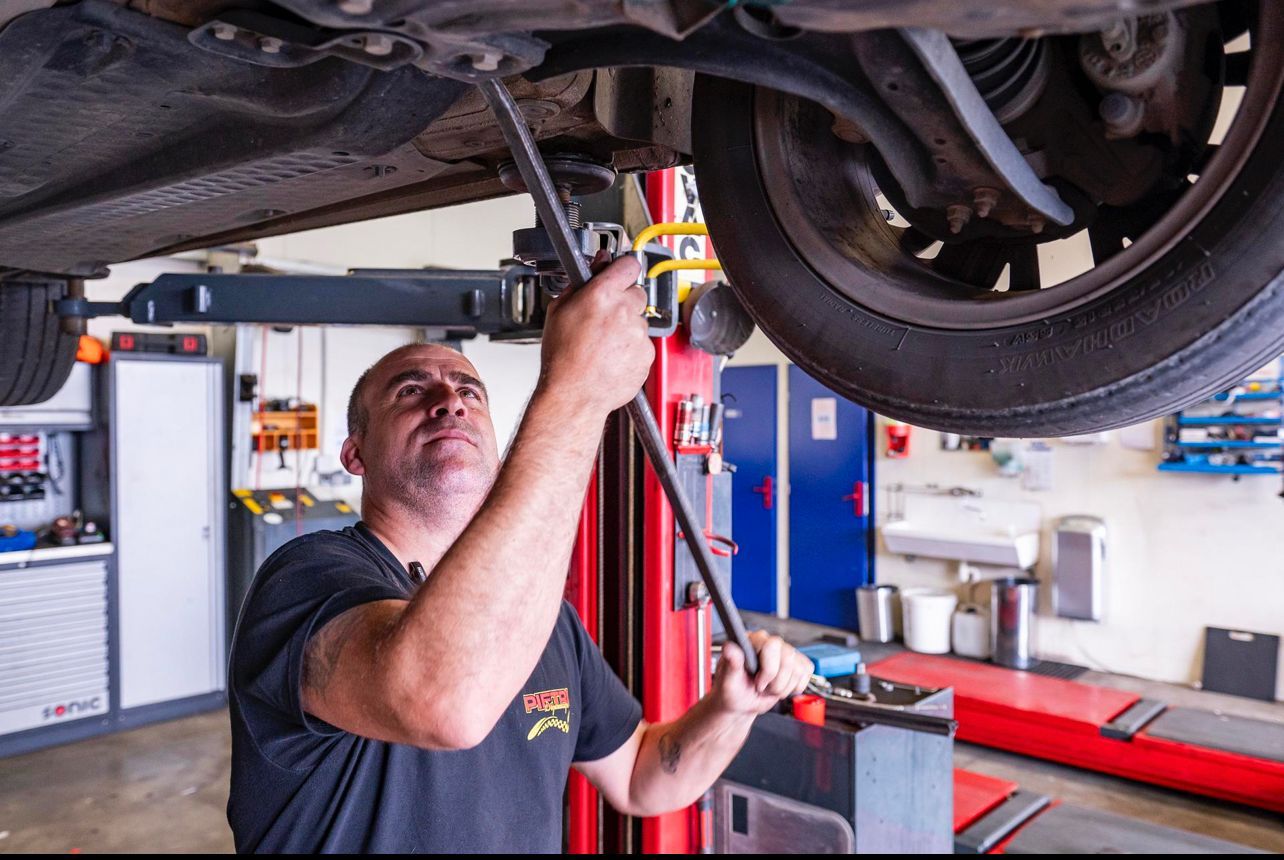 Garagiste sous un véhicule
