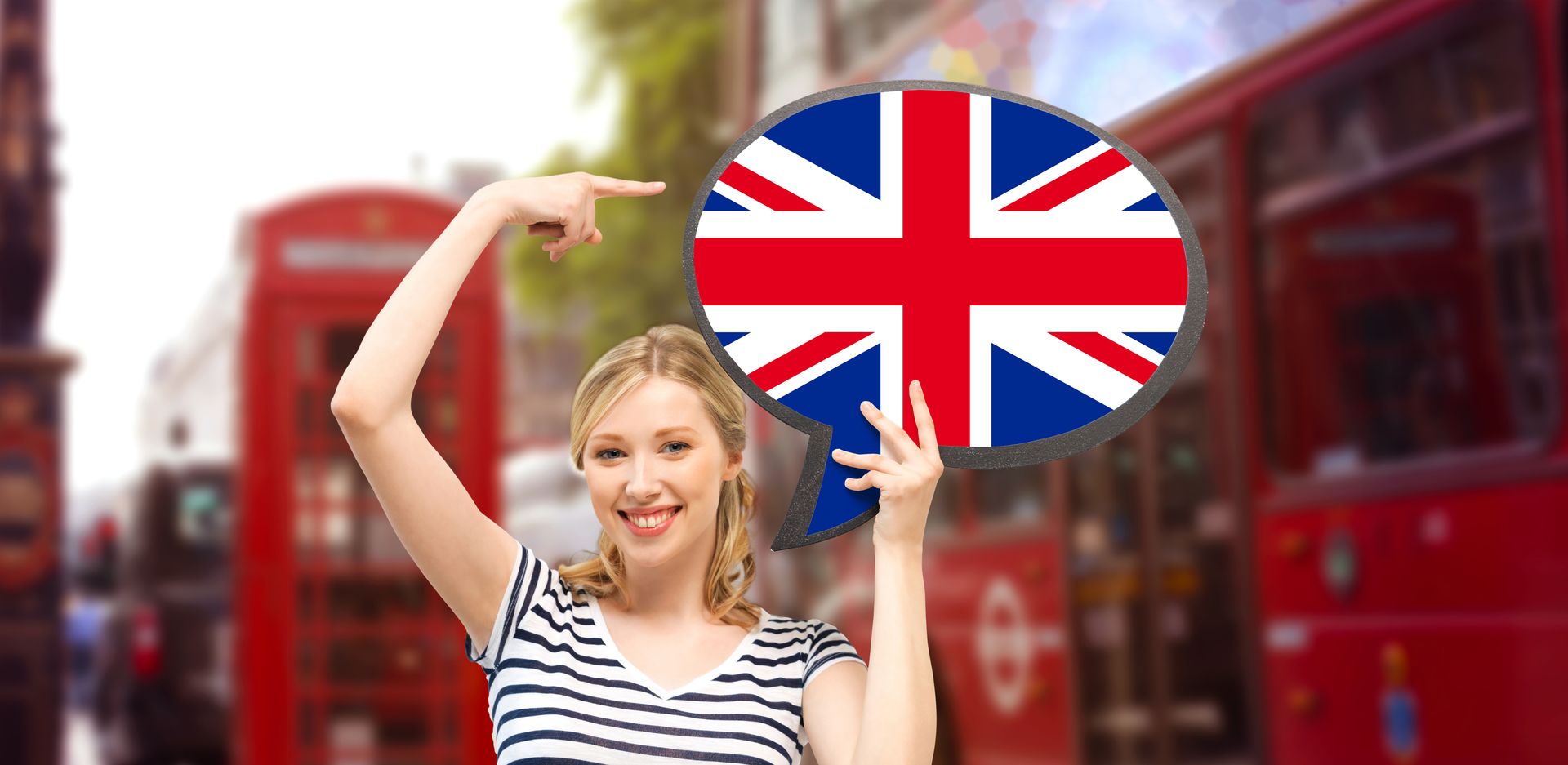 Femme qui tient une bulle avec le drapeau de l'Angleterre