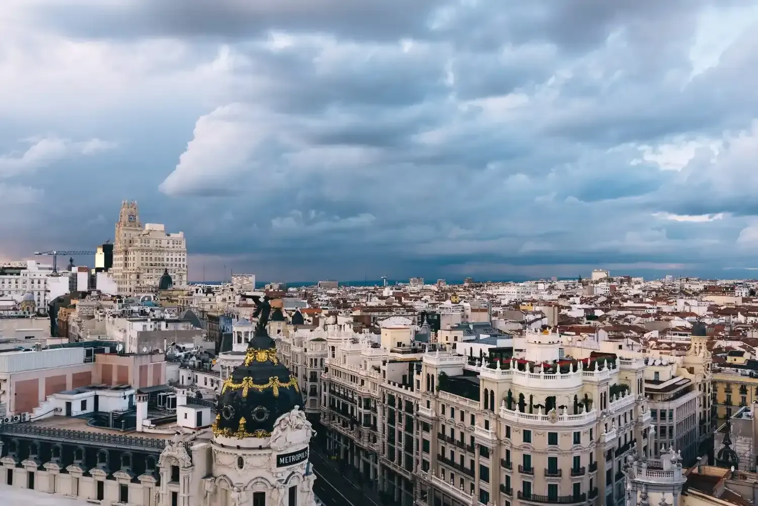 Icono de marcador de posición gris claro con un sol y montañas sobre fondo blanco