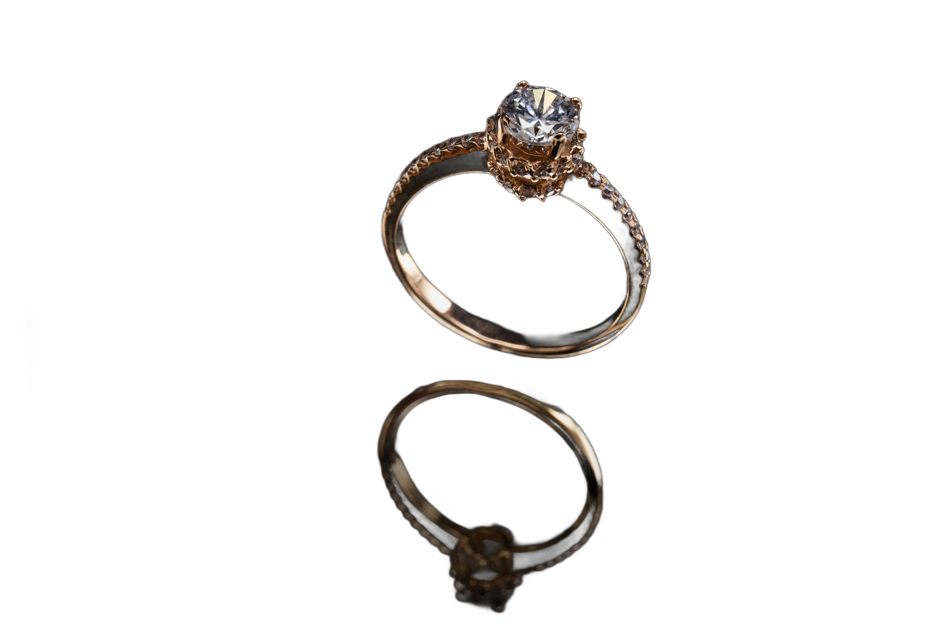 Bague en or ornée d'un groupe de diamants carrés sur une surface sombre et texturée.