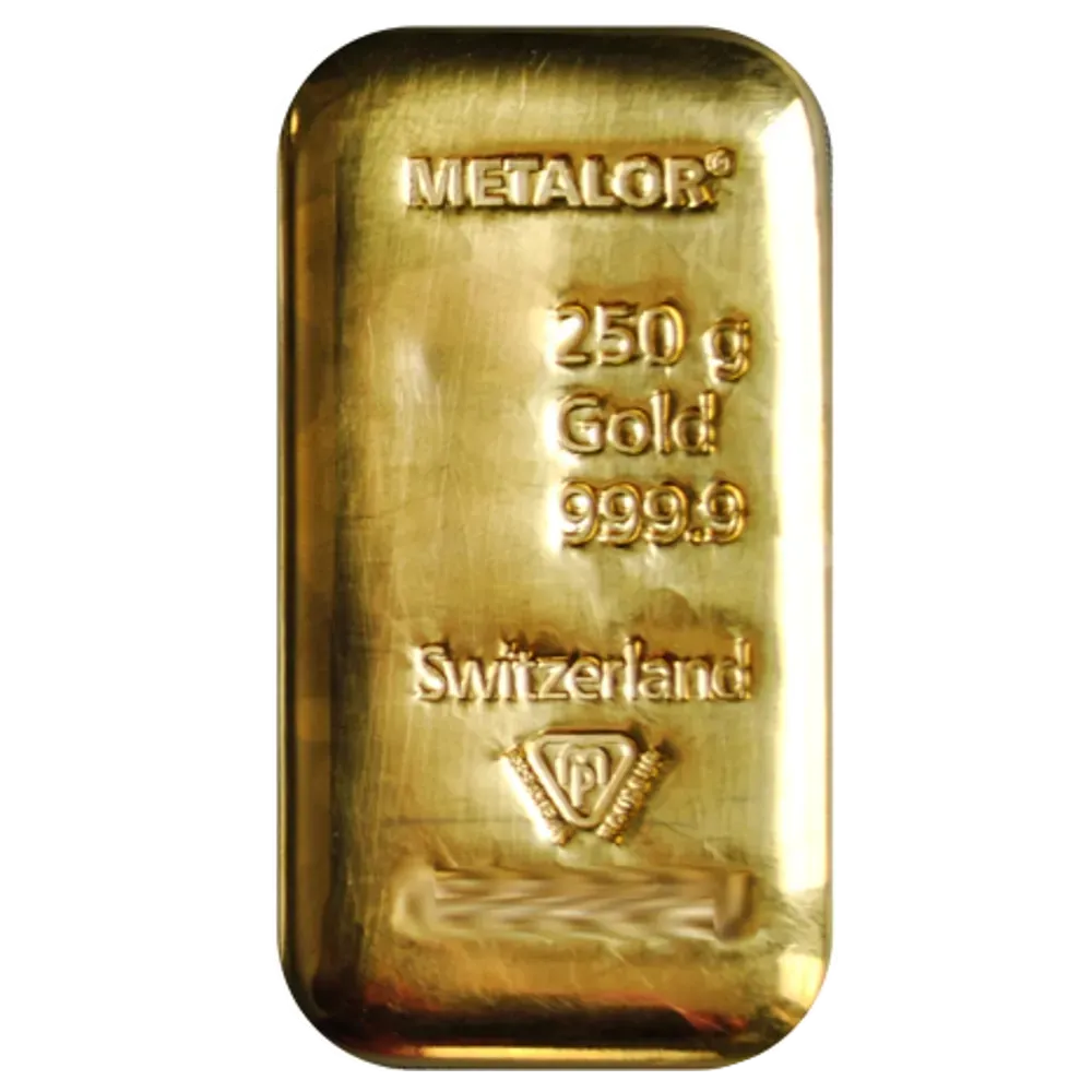 Bague de fiançailles en or rose avec diamant sur fond noir, reflété en dessous.