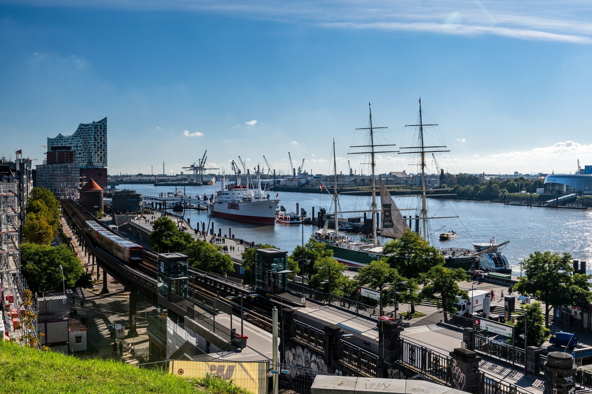 Eine Luftaufnahme eines Hafens, durch den ein Zug fährt.