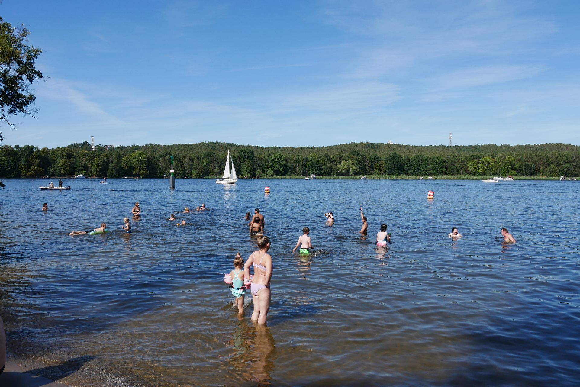 Eine Gruppe von Leuten schwimmt in einem See.