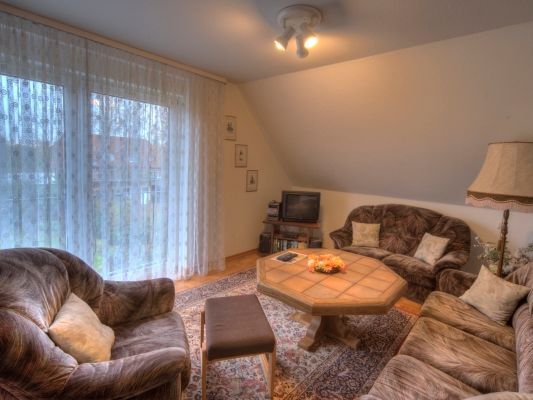 Ein Wohnzimmer voller Möbel und einem Fernseher