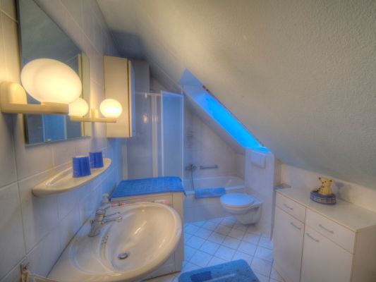 Ein Badezimmer mit blauem Licht an der Decke