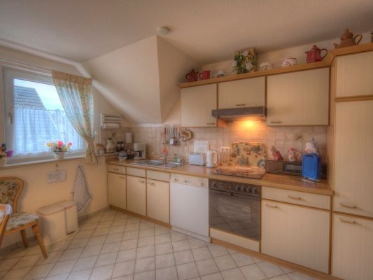 Eine Küche mit vielen Schränken und Geräten