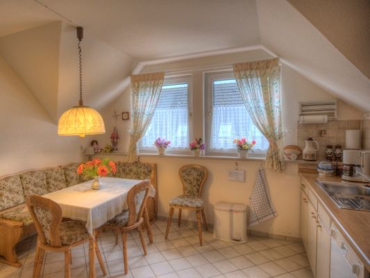 Eine Küche mit einem Tisch und Stühlen darin