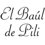 Texto escrito “El Baúl de Pili” en elegante letra cursiva negra sobre fondo blanco.