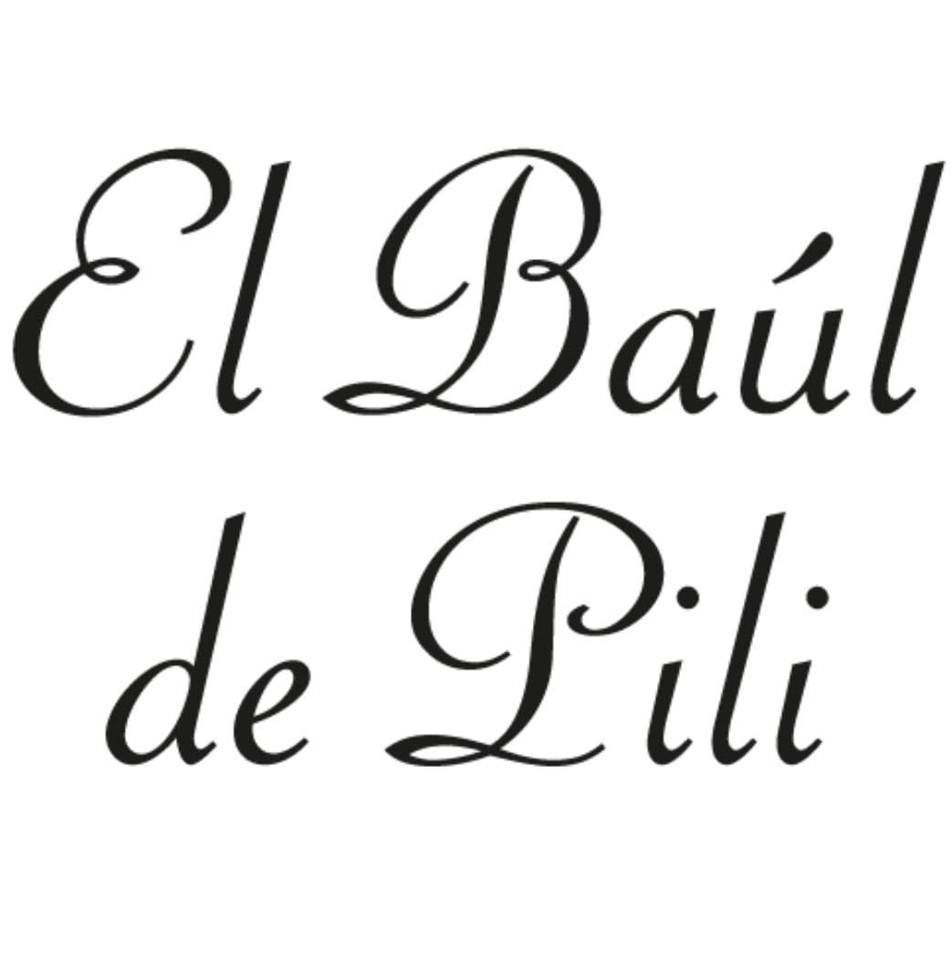Texto escrito “El Baúl de Pili” en elegante letra cursiva negra sobre fondo blanco.