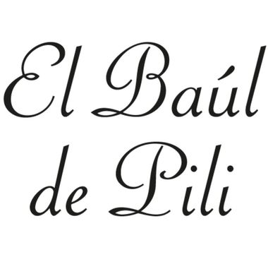 Texto escrito “El Baúl de Pili” en elegante letra cursiva negra sobre fondo blanco.