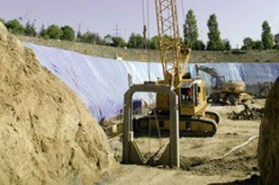 Una obra en construcción con una grúa y un montón de tierra.