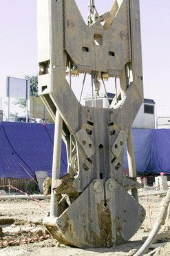 Se está utilizando un cubo grande para cavar un hoyo en el suelo.