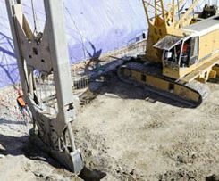 Una excavadora grande está cavando un hoyo en el suelo en un sitio de construcción.
