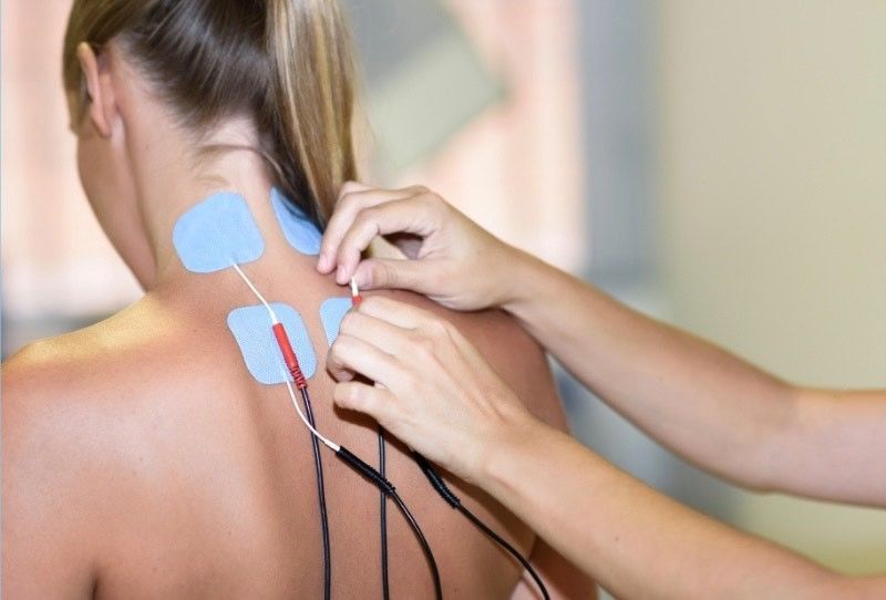 Eine Frau bekommt eine Rückentherapiesitzung.