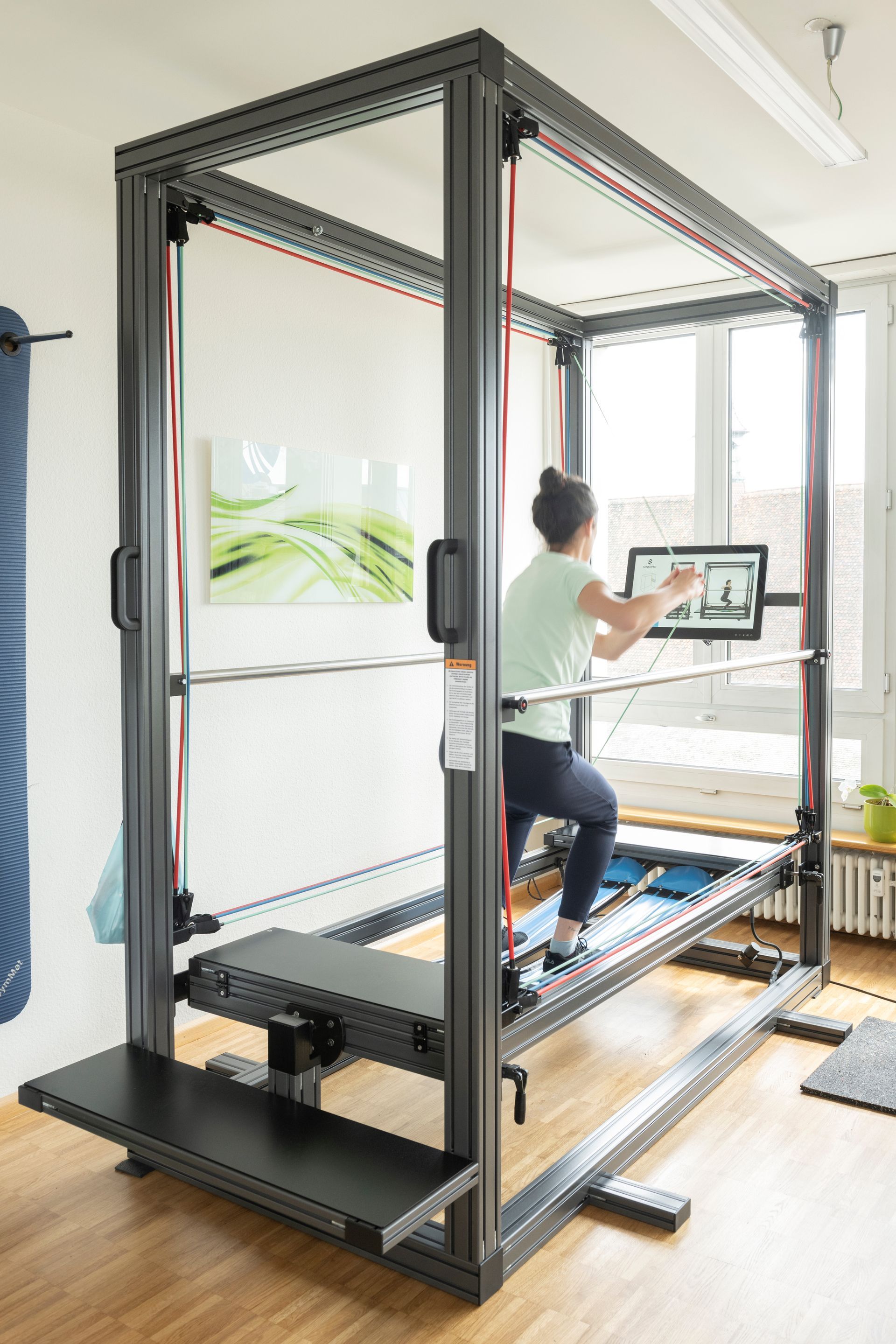 Eine Frau sitzt in einem Raum auf einem Laufband.