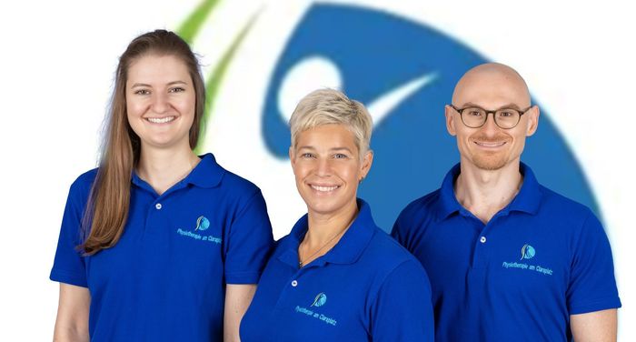 Ein Mann und eine Frau posieren für ein Foto und halten dabei eine Kettlebell und einen Pilatesball.
