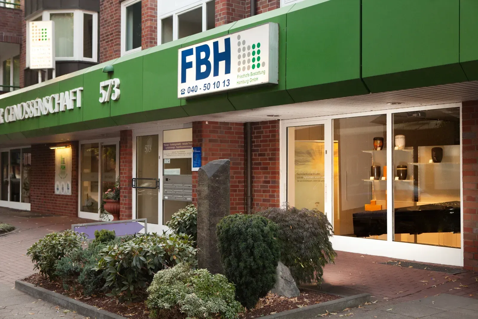 Außenansicht der FBH-Filiale mit grüner Beschilderung und Backsteinfassade.