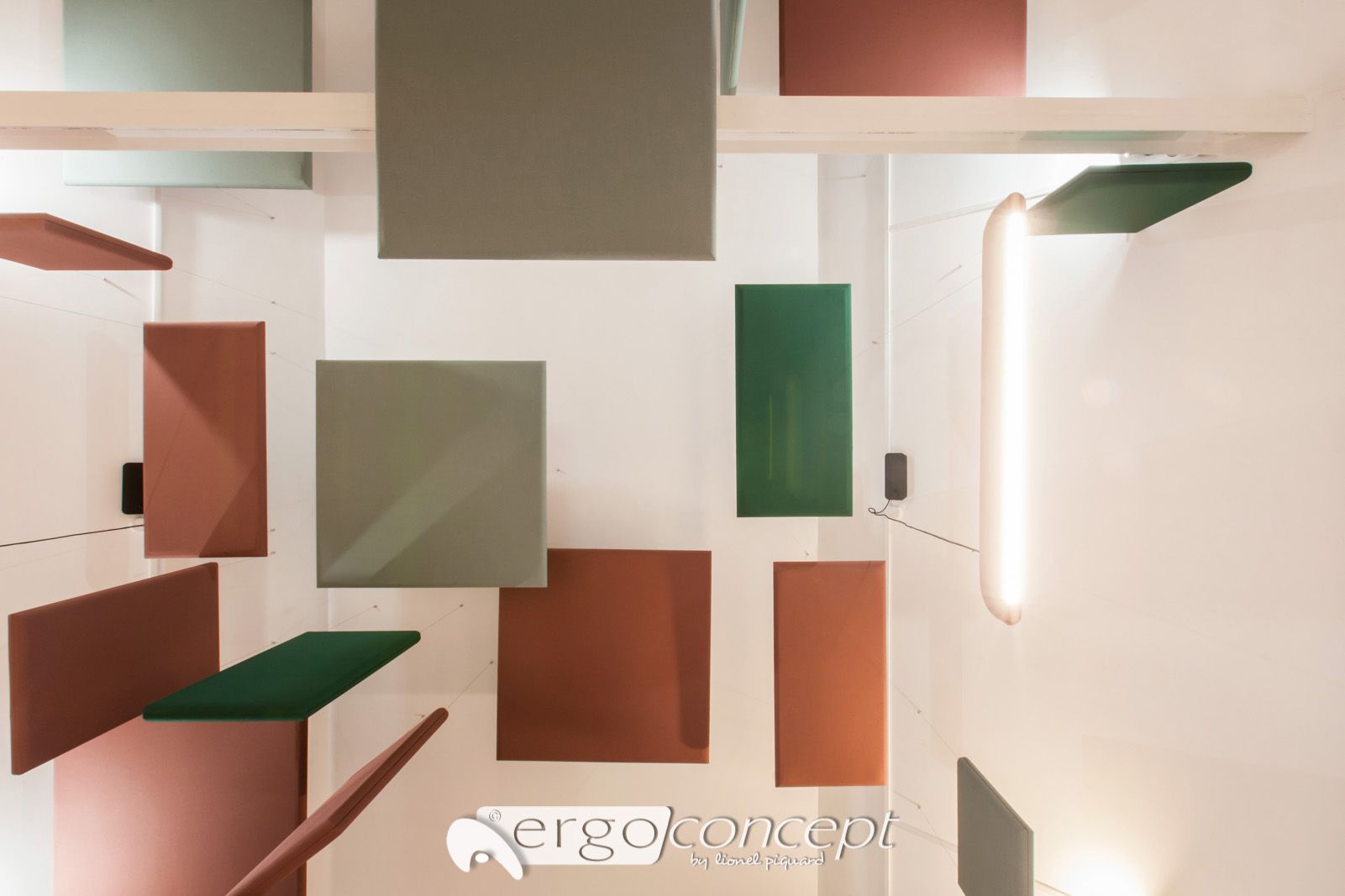 Décoration murale géométrique avec des carrés aux tons de rouge, vert et gris. Comprend un éclairage.