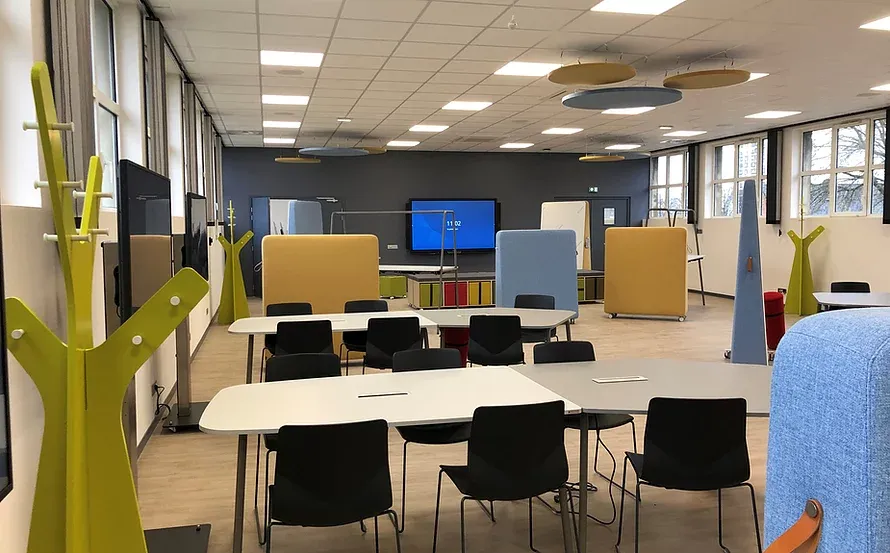 Un bureau avec tables et chaises.