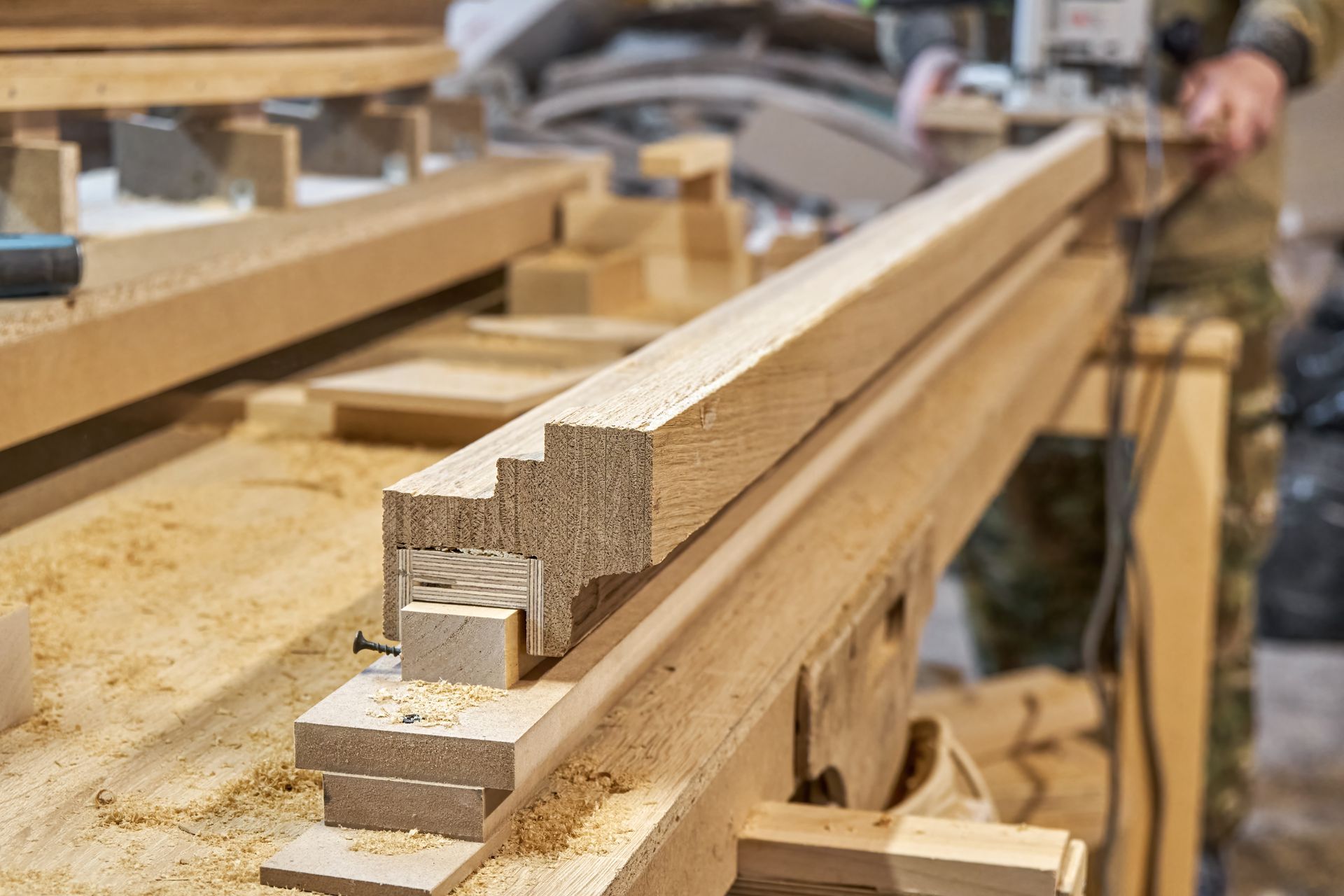 Una persona está cortando un trozo de madera con una máquina.