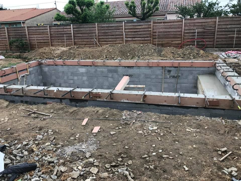 Fondations d'une piscine avec des murs en parpaings