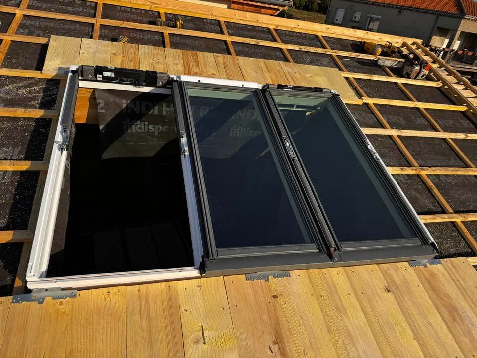 Des travaux en cours pour la pose d'une fenêtre de toit