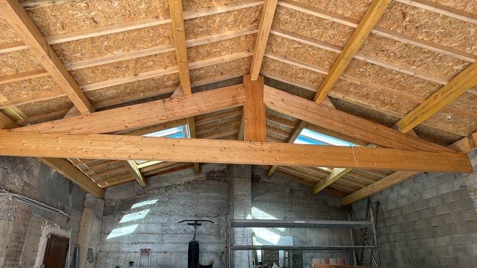 Chantier en cours pour la pose d'une charpente