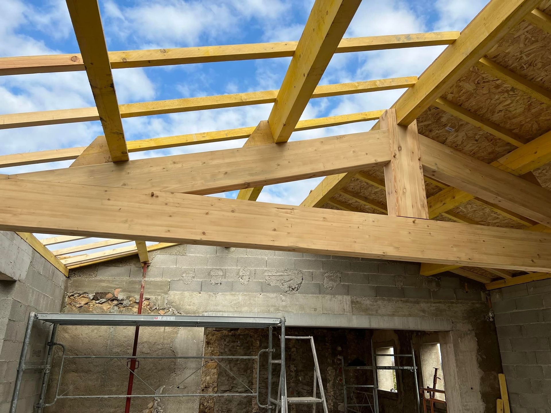 Pose d'une toiture sur une maison en construction