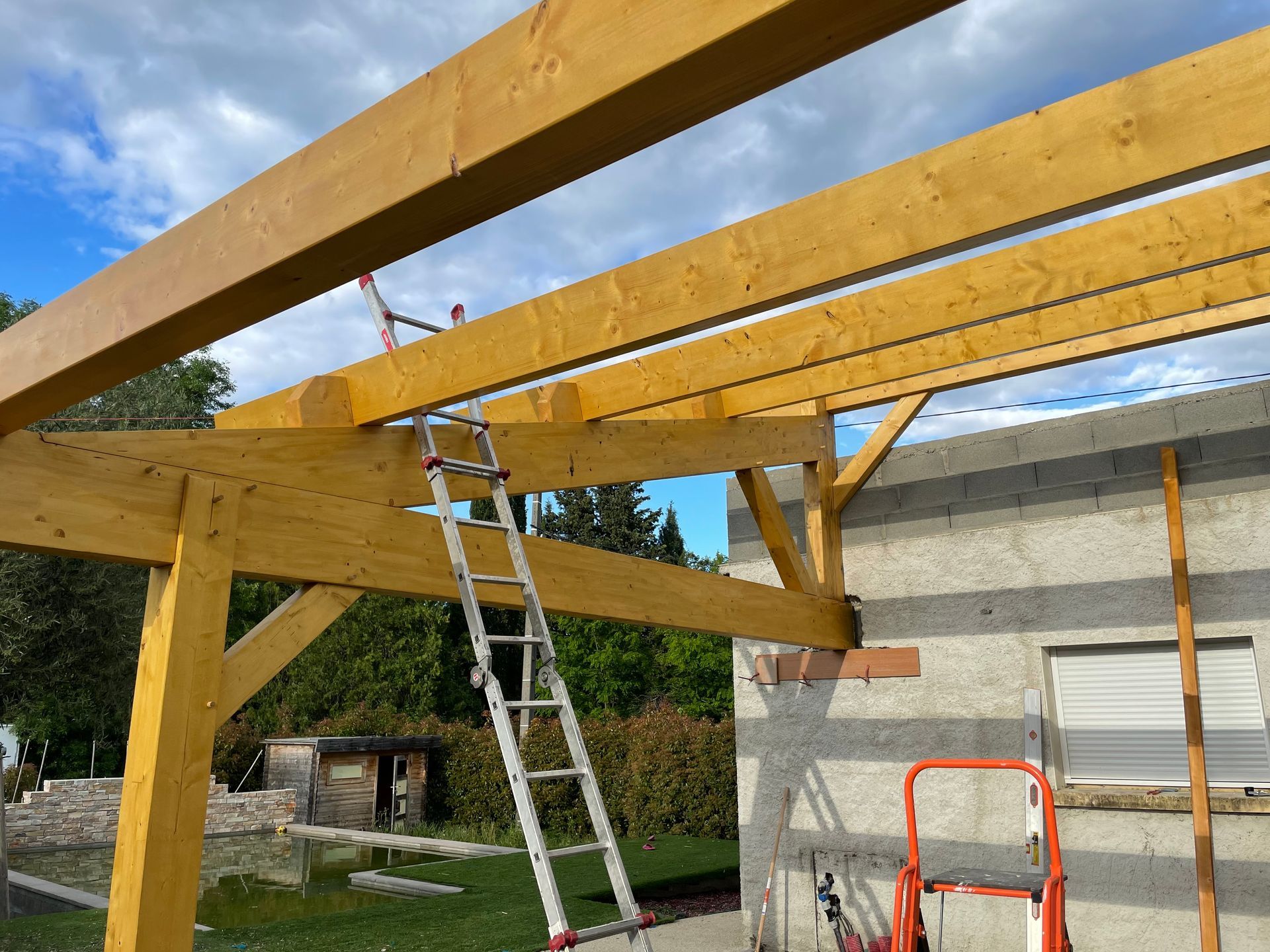 Une échelle montée sur une charpente en bois
