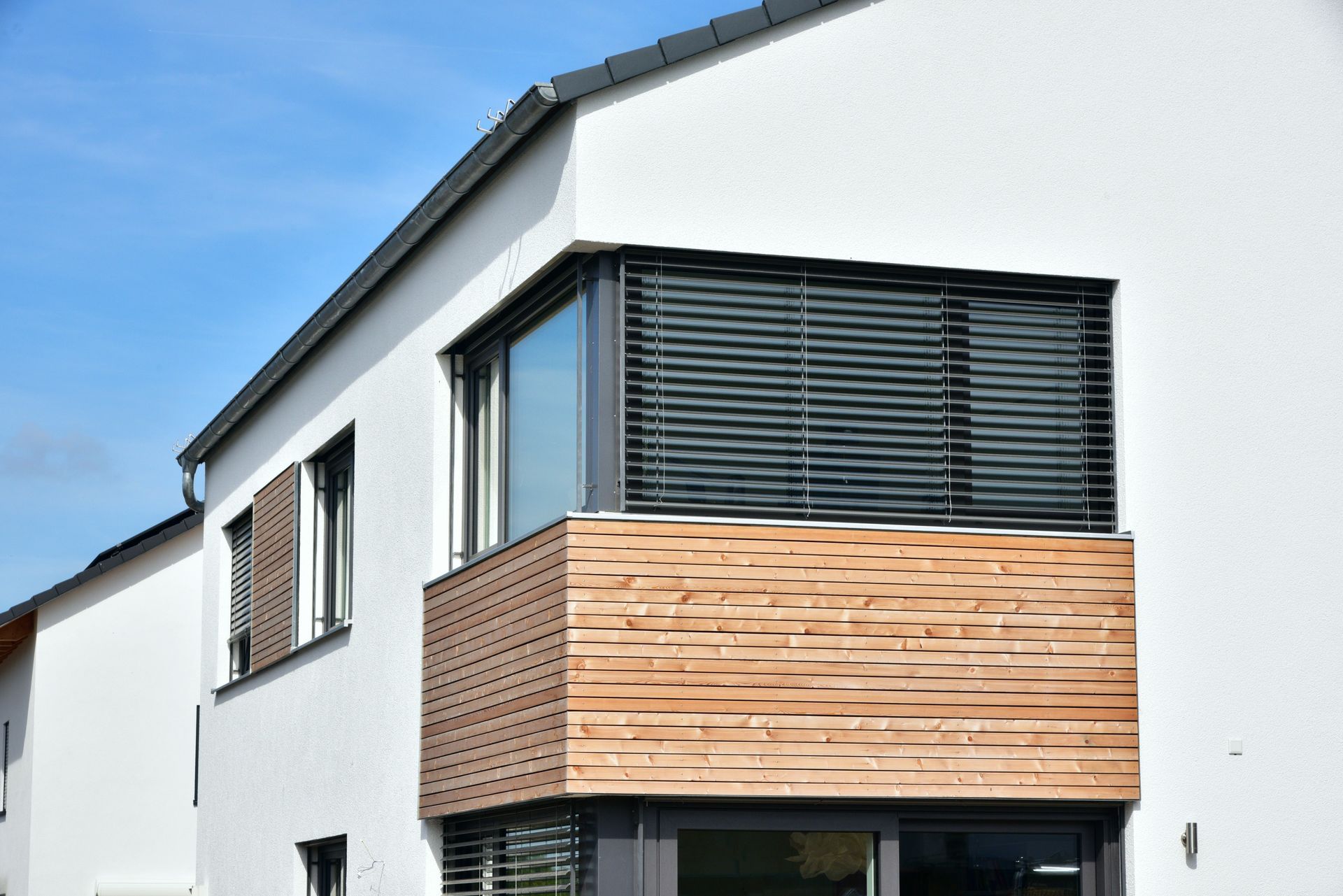 Le coin d'une maison avec un bardage en bois