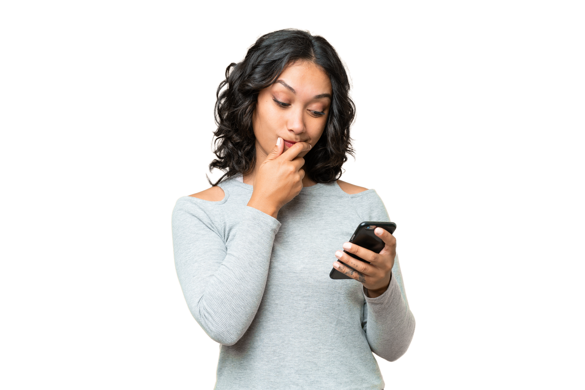 Une jeune femme intéressée qui consulte son téléphone