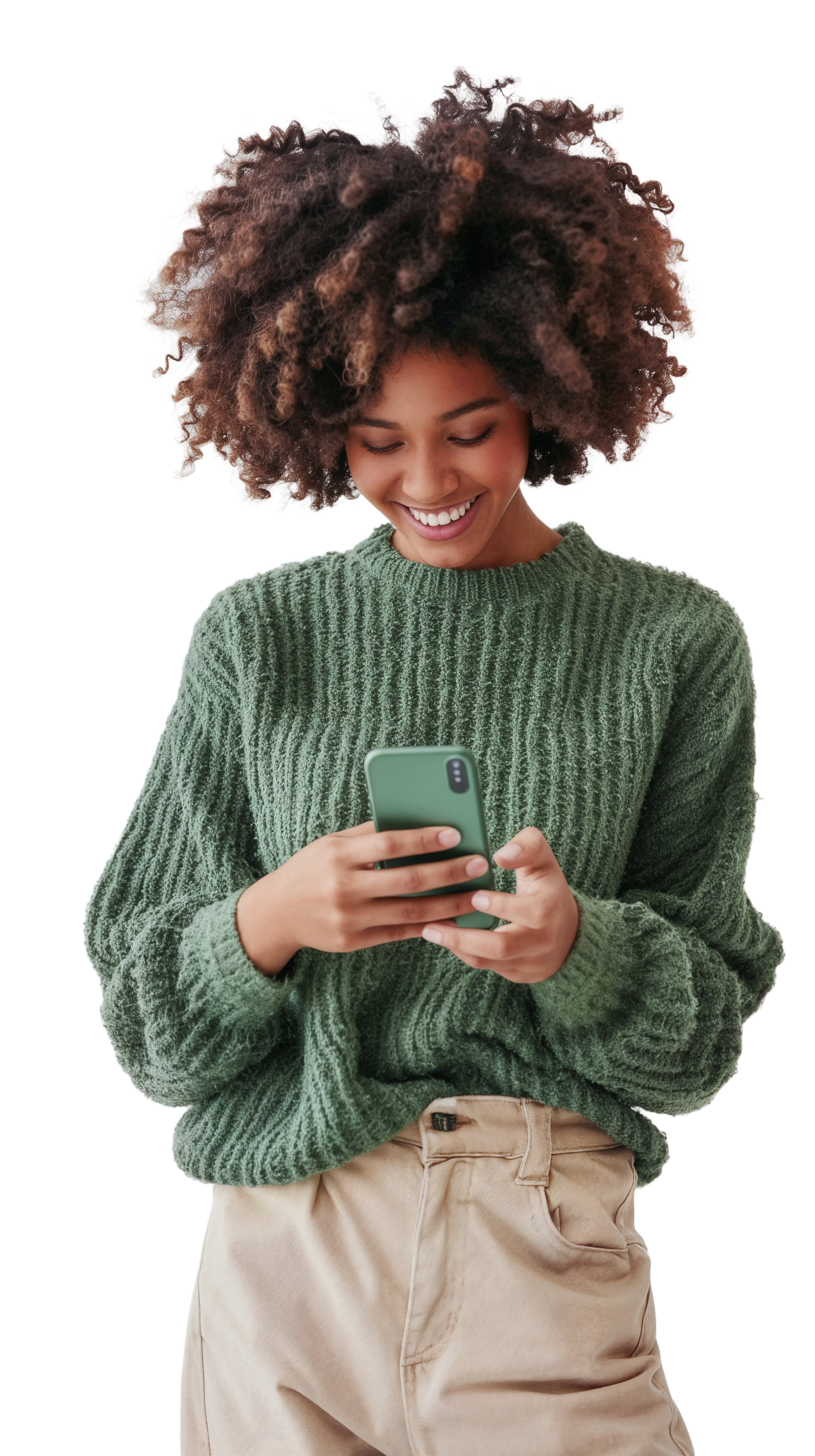 Une femme souriante qui consulte son smartphone