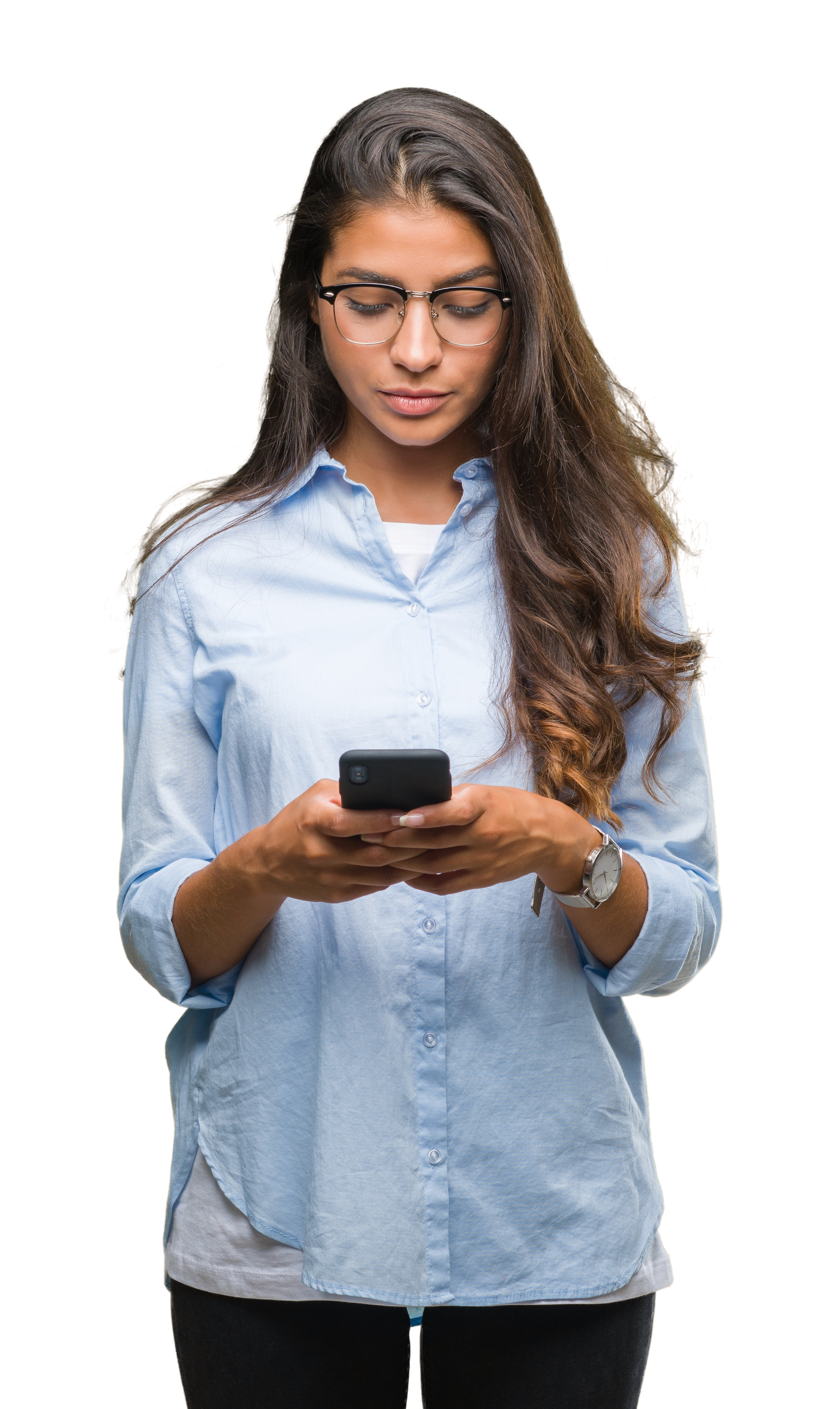 Une femme portant des lunettes qui tient un téléphone entre ses mains