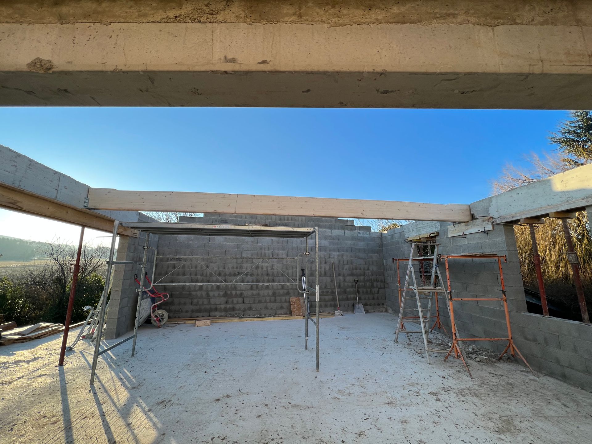 Chantier de construction d'une maison en parpaings