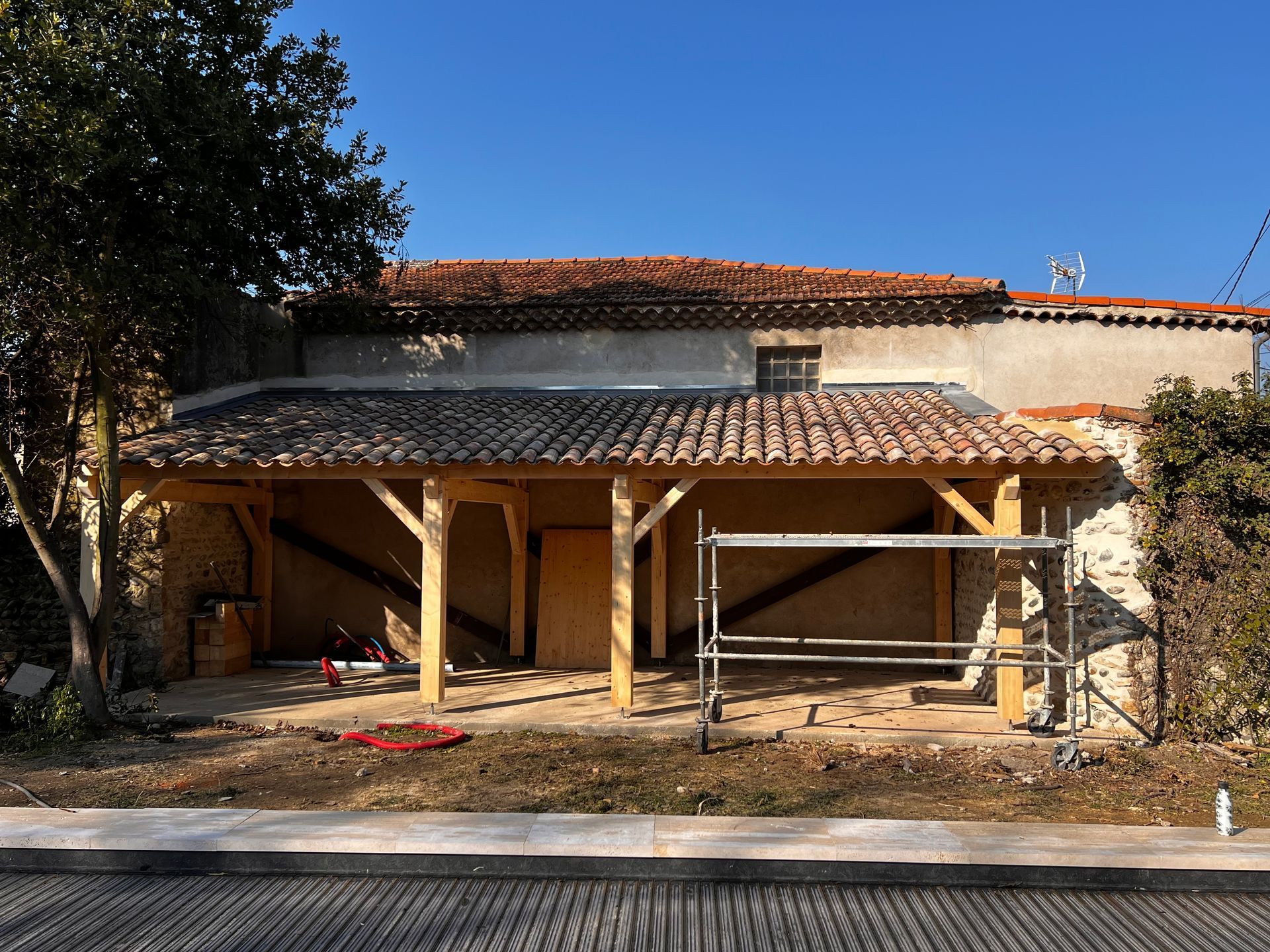 Chantier pour la construction d'un appentis devant une maison
