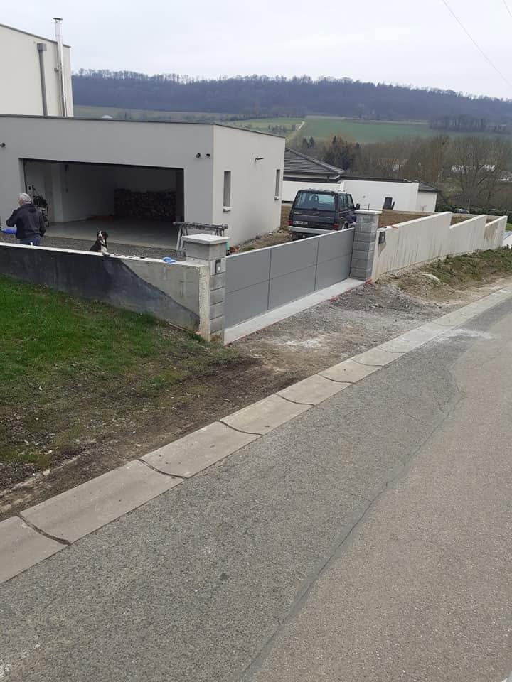 Allée résidentielle à côté d’une maison blanche et d’un garage.
